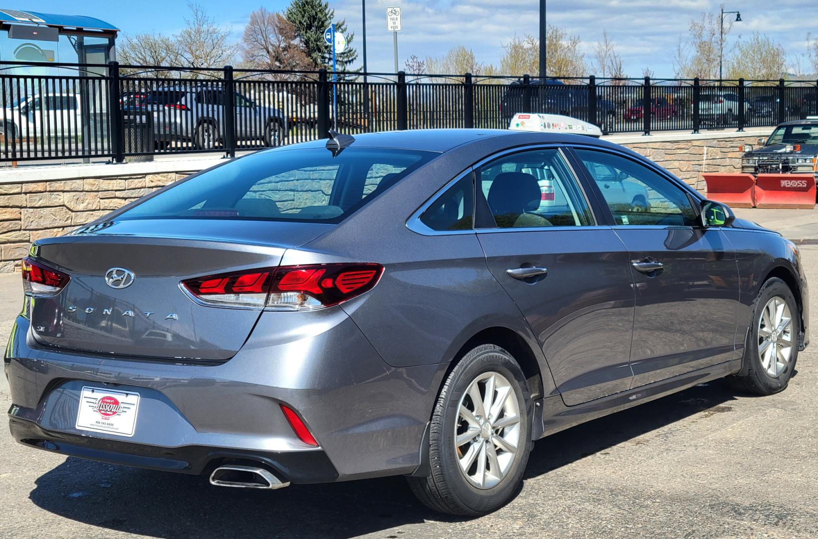 2018 Grey /Black Hyundai Sonata SE (5NPE24AF5JH) with an 2.4L I4 engine, 6 Speed Automatic transmission, located at 450 N Russell, Missoula, MT, 59801, (406) 543-6600, 46.874496, -114.017433 - Beautiful Sedan with only 15,600 Miles. 2.4L I4 Engine. 6 Speed Automatic Transmission. Bluetooth. Backup Camera. Air. Cruise. Tilt. power Windows and Locks. - Photo#8